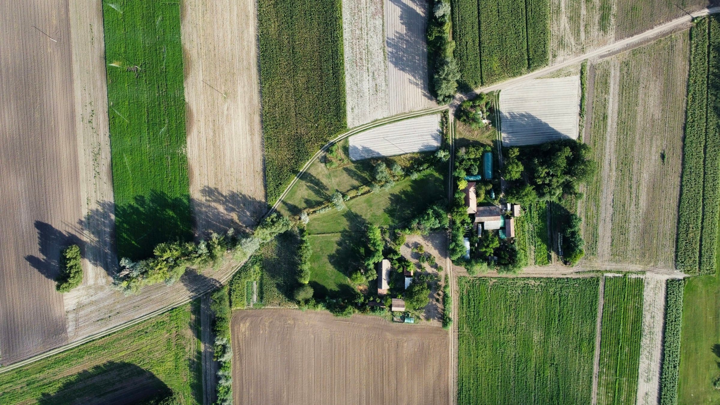 Gospodarstwo wśród pól, widok z lotu ptaka